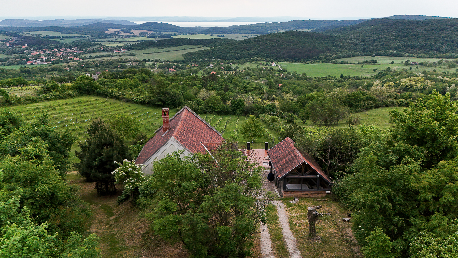 eladó balatoni panorámás présház pcéselyen
