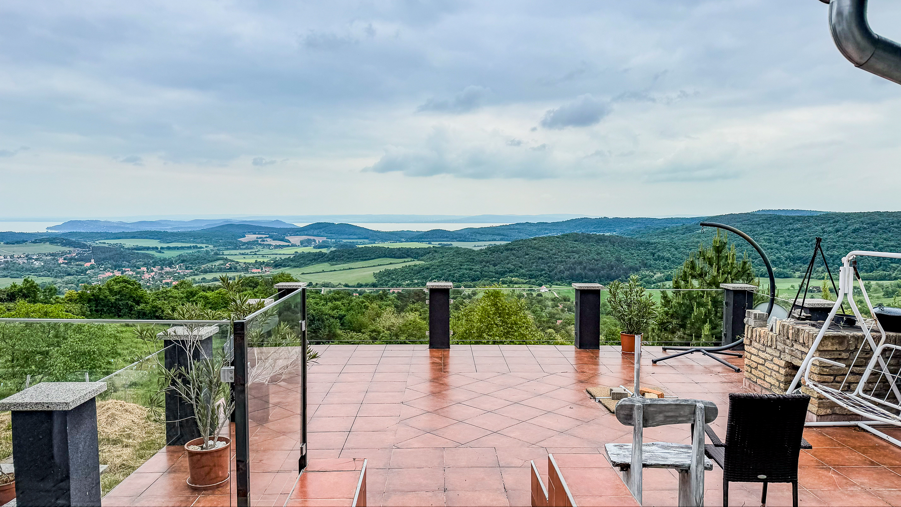 eladó balatoni panorámás présház pcéselyen