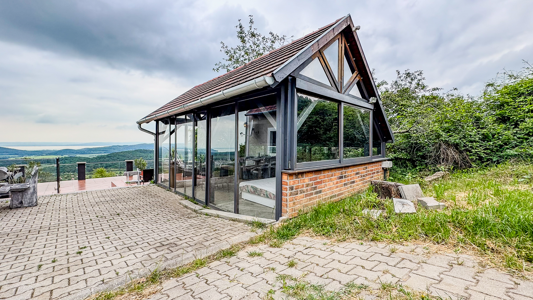 eladó balatoni panorámás présház pcéselyen