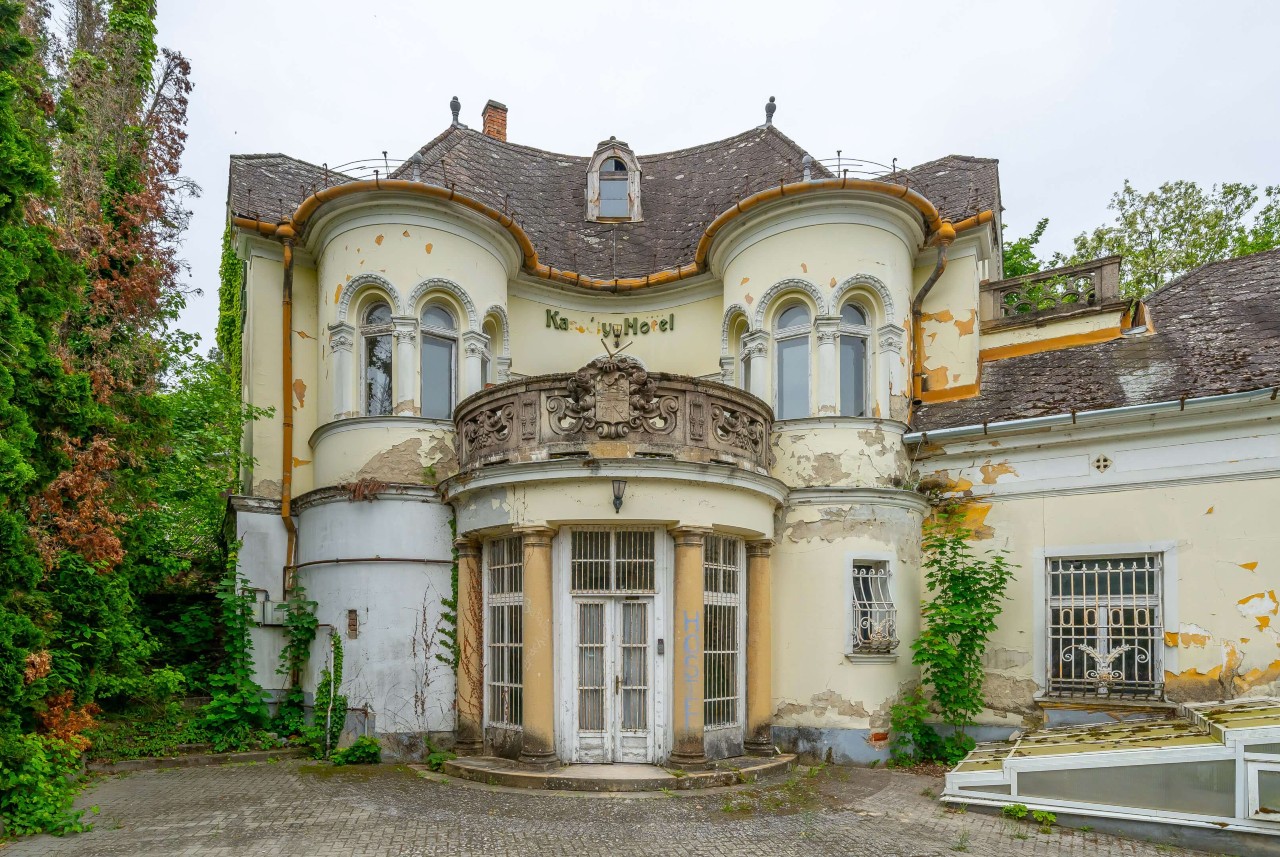 Balatonboglár kastély, üzletsor, étterem, üzlet