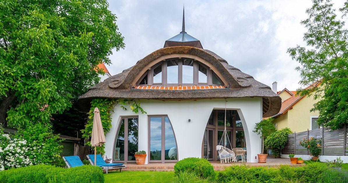 Velencei-tóra és hegységre panorámás, Ybl Miklós-díjas organikus családi otthon Sukoró legszebb részén