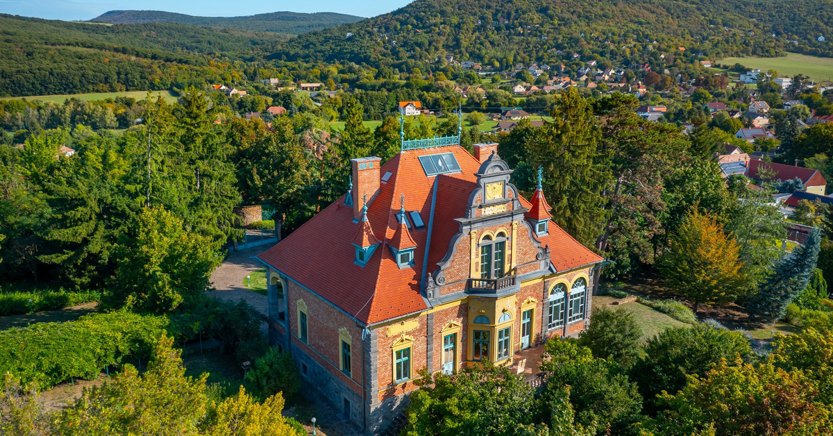 Neoreneszánsz kastély Dunakanyarra néző panorámával