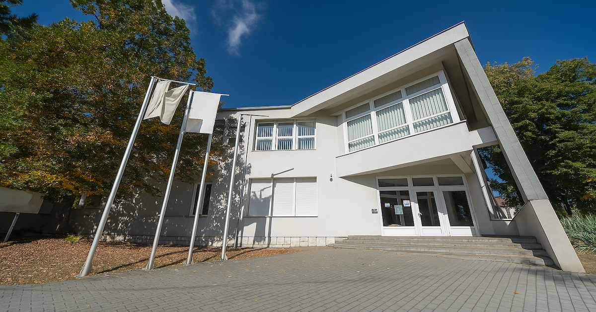 Pécsi Irodaház – Befektetési lehetőség – Felújított, energiahatékony irodaház a dél-dunántúli régióban