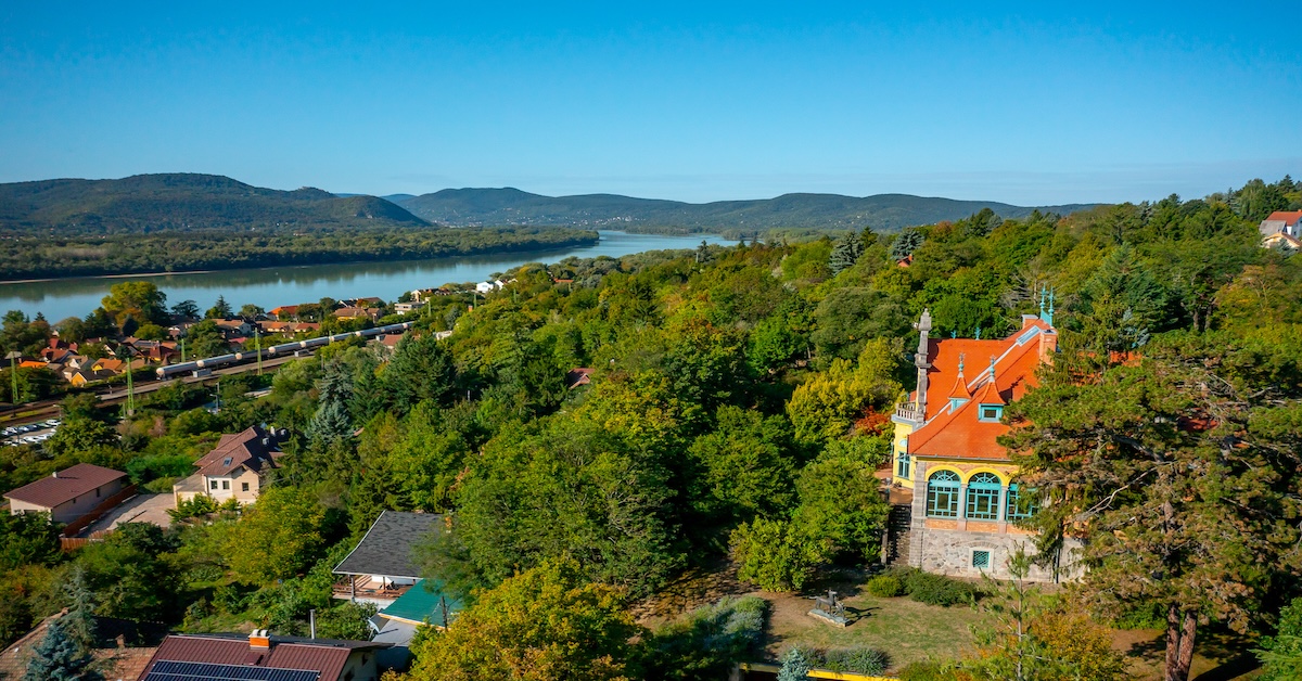 Neoreneszánsz kastély Dunakanyarra néző panorámával